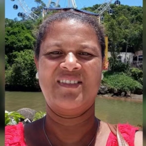 Mulher é morta a facadas, e criança fica gravemente ferida ao tentar intervir