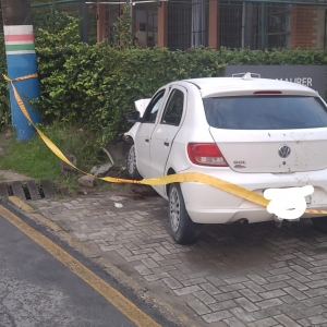TRÁGICO: Jovem de 23 anos perde a vida ao colidir carro contra muro