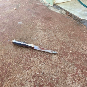 Mulher é flagrada na cama com amante e leva quatro facadas; Agressor tem histórico de violência