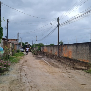 'TUDO OU NADA': Moradores ameaçam fechar via em protesto contra pavimentação parcial