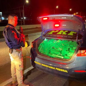 PRF localiza 92 quilos de maconha em carro acidentado na BR-101 em Tijucas
