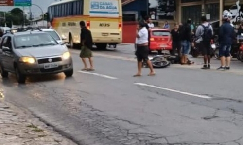 Motociclista morre após colisão com ônibus seguida de atropelamento