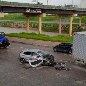 Carro fica com a frente completamente destruída em colisão com caminhão
