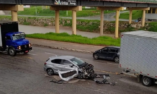 Carro fica com a frente completamente destruída em colisão com caminhão