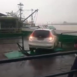 VÍDEO: Motorista fura fila de balsa, é agredido e tenta atropelar agressores