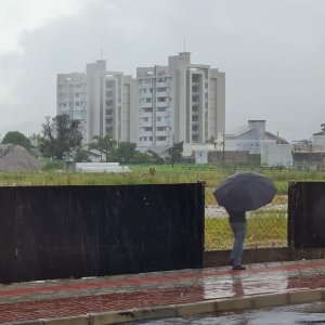 Chuvas intensas e alerta de alagamentos: Sexta-feira inicia com chuva e alerta de riscos