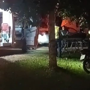Colisão entre carro e moto deixa jovem de 21 anos ferido em São João Batista