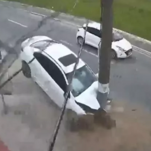 VÍDEO: Veículo atinge poste após possível mal súbito do condutor; Acidente assustador