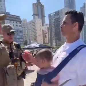 VÍDEO: Homem prega palavra de Deus com criança no colo e gera controvérsias