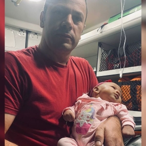 HERÓICO: Policial salva a vida de bebê afogado durante jantar em restaurante