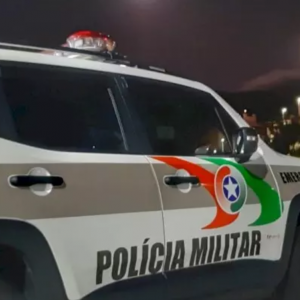 Homem é contido pela polícia após mostrar partes íntimas para crianças e portar faca