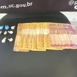 Traficante tenta esconder drogas dentro da cueca durante abordagem em Tijucas