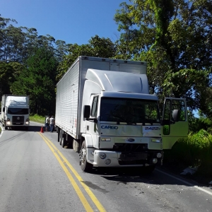 Caminhões colidem de frente na SC-108; motoristas saem ilesos