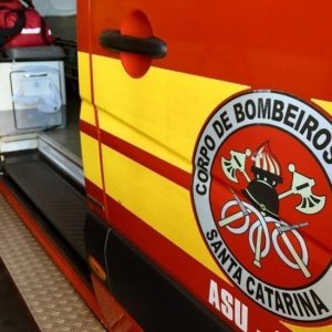 Acidente frontal entre moto e bicicleta em Tijucas, deixa duas pessoas feridas