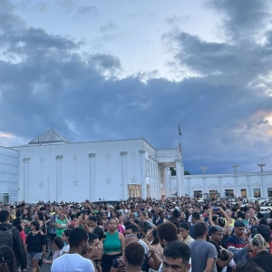 VÍDEO: Multidão enfurecida agride influenciadora que prometeu 'chuva' de R$10 mil