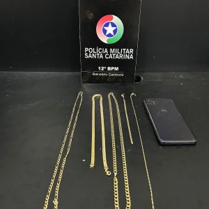 Idosa tem corrente de ouro arrancada do pescoço durante assalto