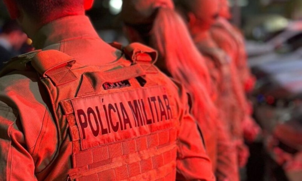 ‘Queria acertar a cabeça dela’: Homem dá martelada em mulher e confirma para PM que queria matá-la 