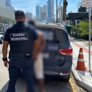 Suspeito de estar embriagado, pai fica desacordado e criança é encontrada abandonada