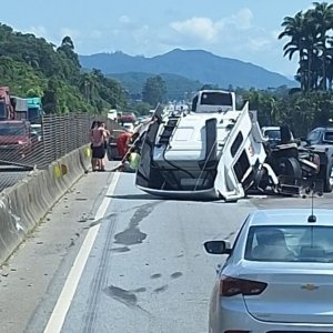 Caminhão de Itapema tem cabine arrancada em grave acidente na BR-101