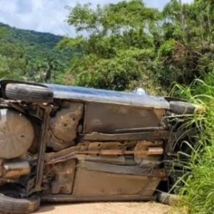 Pai, acompanhado do filho de 7 anos, capota carro em estrada do interior