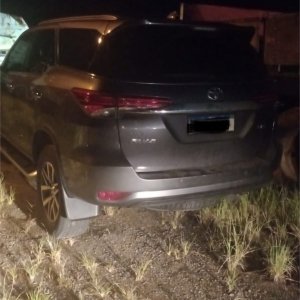 Em fuga alucinante pela BR-101, criminoso colide carro furtado contra viatura