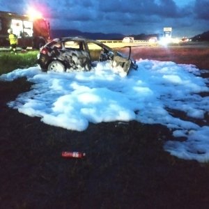 Carro com dois ocupantes pega fogo às margens da BR-101 em Tijucas