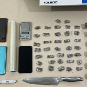 Ponto de tráfico de drogas em Tijucas é descoberto após usuário, com carro da empresa, sair do local