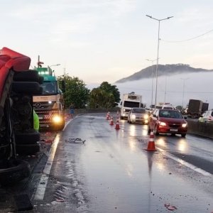 Caminhão carregado com 15 toneladas de cerveja tomba e é saqueado na BR-101