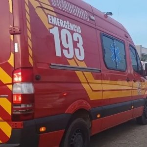 Motociclista cai e sofre suspeita de fratura após atropelar gato