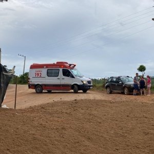 Caçamba carregada de areia tomba em estrada no interior de Tijucas