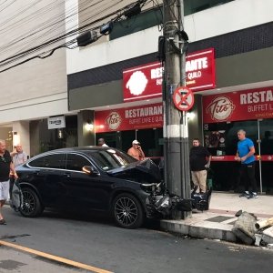 Motorista de carro de luxo foge após colisão contra poste da rede elétrica