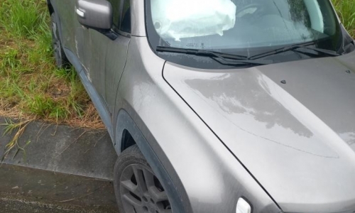 Saída de pista resulta em motorista autuado por CNH e licenciamento vencidos