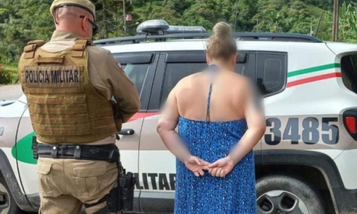 Mulher é presa com mandado de prisão ativo, acusada de apropriação indébita