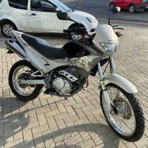 Moto é furtada durante velório em Tijucas; câmeras de segurança flagram o crime