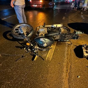 AGORA: Motociclista é atingido por carro que tentava acessar rodovia SC-410