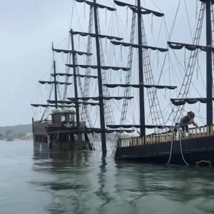 Naufragado há quatro dias, 'barco pirata' continua à deriva