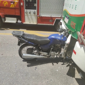 Motociclista fica gravemente ferido após colidir com na traseira de ônibus