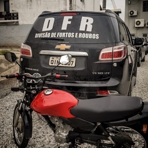 Motocicleta furtada é recuperada e polícia identifica autor e receptador