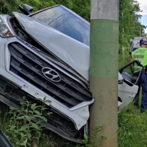 Motorista fica desorientado ao acertar poste da rede elétrica