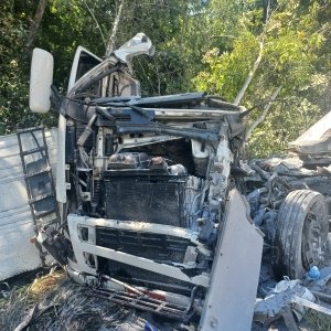 Carroceria de caminhão se solta e mata motorista que vinha no sentido contrário