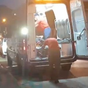 Ciclista fica ferida e é levada ao hospital após colidir com outra bicicleta