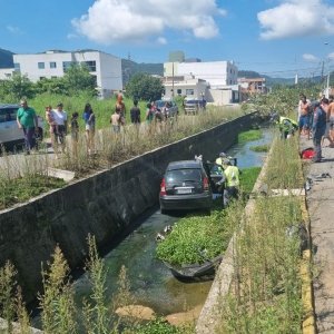 Mulher sofre fratura aberta após carro cair em vala ao colidir contra outro