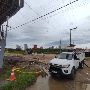 Vergalhão cai de obra em Porto Belo, eletrocuta pedestres e causa lesões
