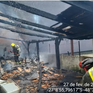 VÍDEO: Família precisa de ajuda após incêndio destruir local de trabalho