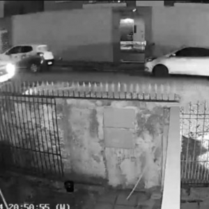 Vídeo mostra momento em que jovem é atingido por tiro 
