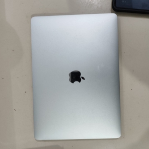 Homem é preso por receptação e posse de drogas; MacBook havia sido furtado