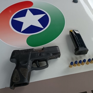 Pistola e munições são encontradas em veículo; Carro havia sido recolhido dias antes