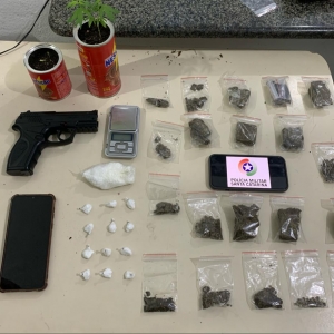 Adolescente é detido por tráfico de drogas; Simulacro de pistola foi encontrado