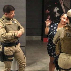 CASO DE RACISMO: Músico acusa mulher de rascimo em sala de cinema; entenda o caso