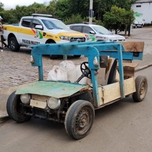 SÃO OS FLINSTONES? Polícia Rodoviária flagra veículo artesanal em rodovia de SC